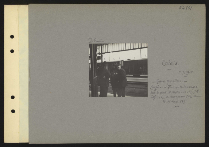 Calais. Gare maritime. Conférence franco-britannique. Sur le quai, M. Millerand (1), général Joffre (2), M. Augagneur (3) et M. Viviani (4)