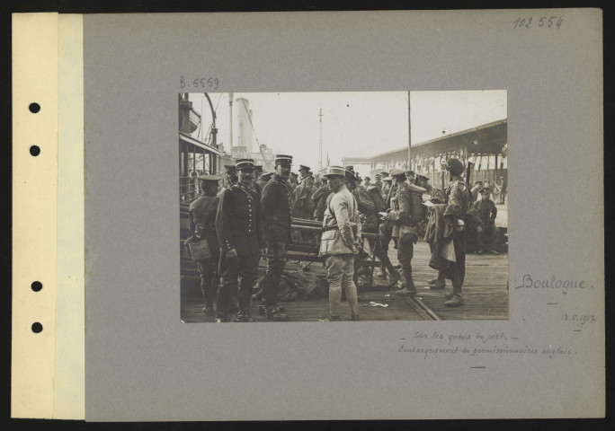 Boulogne. Sur les quais du port. Embarquement de permissionnaires anglais