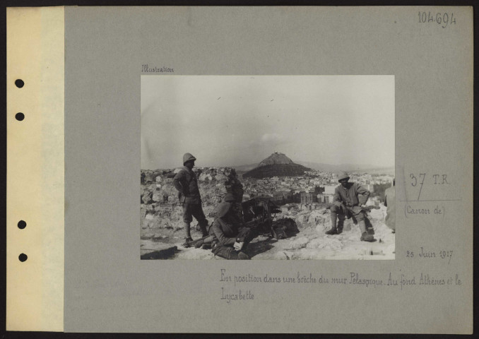 S.l. Canon de 37 TR en position dans une brèche du mur Pélasgique. Au fond Athènes et le Lycabette