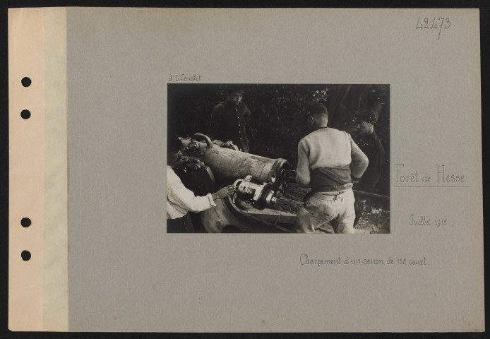 Forêt de Hesse. Chargement d'un canon de 155 court