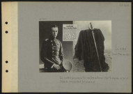 Linde, Otto (lieutenant von der) qui a enlevé par surprise l'un des forts de Namur. À droite, le drapeau du fort et l'épée du commandant fait prisonnier