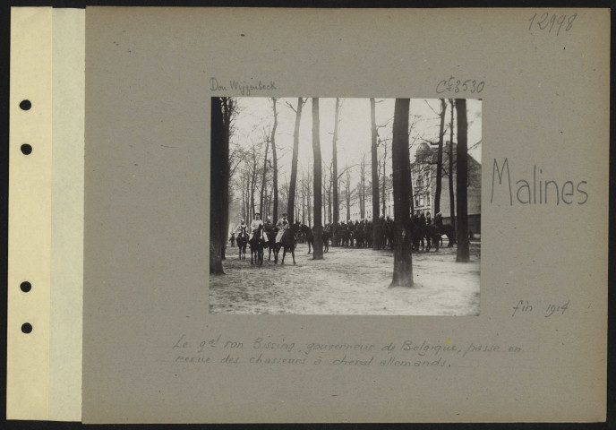 Malines. Le général Von Bissing, gouverneur de Belgique, passe en revue des chasseurs à cheval allemands