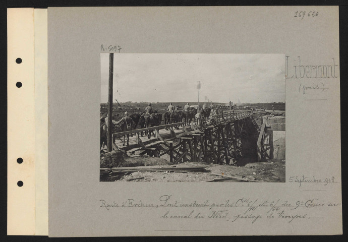 Libermont (près). Route d'Ercheu ; pont construit par les compagnies 6/14 et 6/64 du 9e génie sur le canal du nord ; passage de troupes