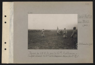 Saint-Martin-aux-Bois (près). Revue du 10e CA par le général Anthoine : le défilé devant le général et le drapeau décoré du deuxième RI