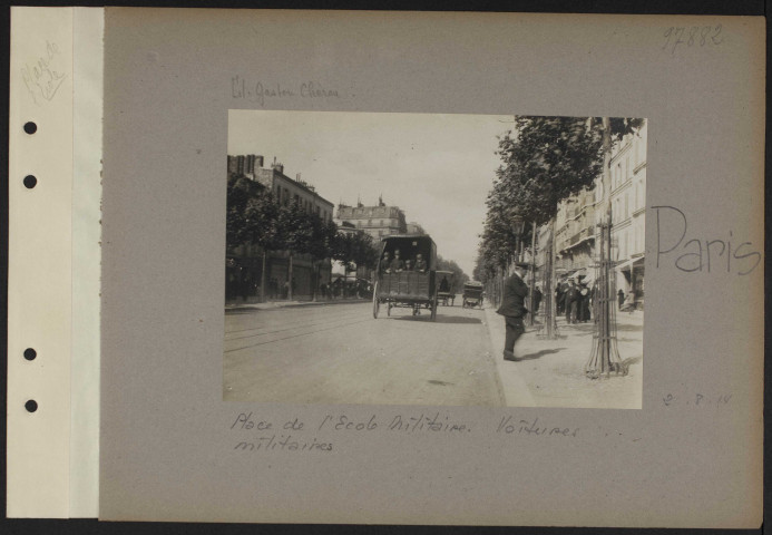 Paris. Place de l'Ecole militaire. Voitures militaires