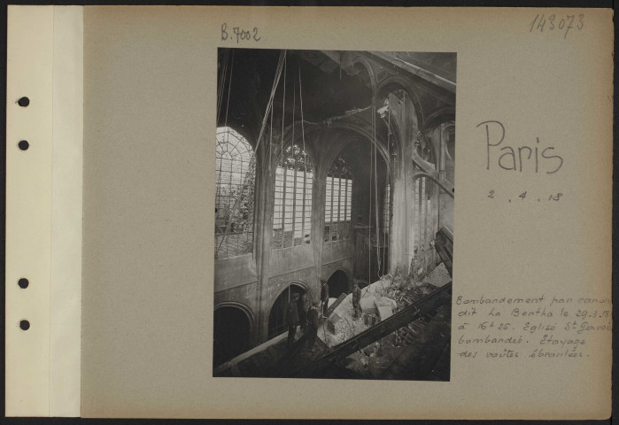 Paris. Bombardement par canon dit la Bertha le 29-3-18 à 16h25. Eglise Saint-Gervais bombardée. Etayage des voûtes ébranlées