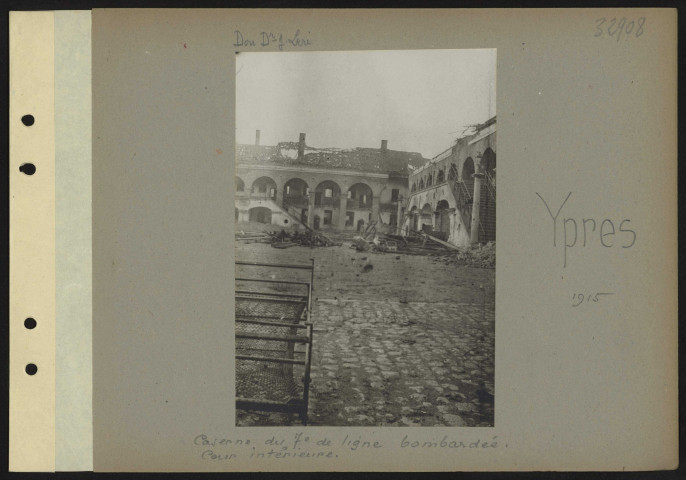 Ypres. Caserne du 7e de ligne bombardée. Cour intérieure