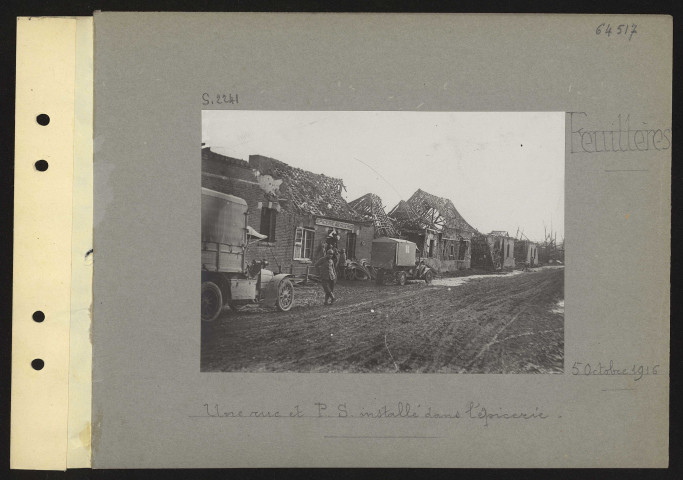 Feuillères. Une rue et poste de secours installé dans l'épicerie
