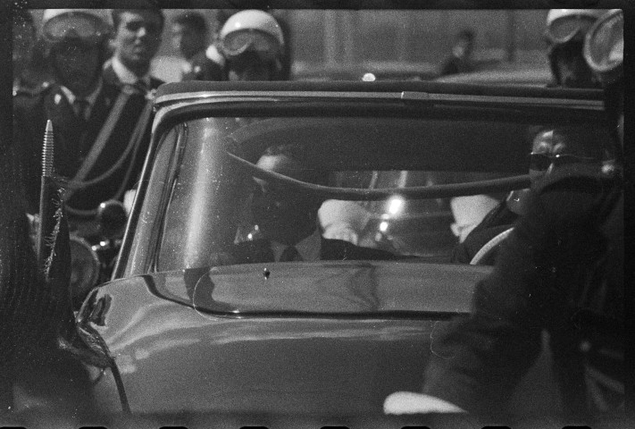 Reportage montrant une foule nombreuse à Alger amassée à l'occasion d'une manifestation officielle