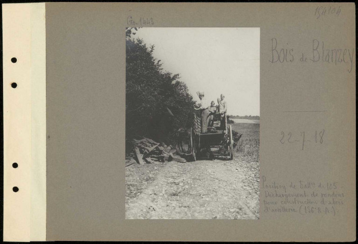Bois de Blanzey. Position de batterie de 105. Déchargement de rondins pour construction d'abris d'artillerie (136e régiment d'artillerie)