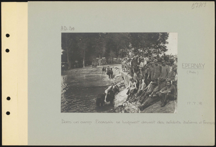 Épernay (près). Dans un camp. Écossais se baignant devant des soldats italiens et français