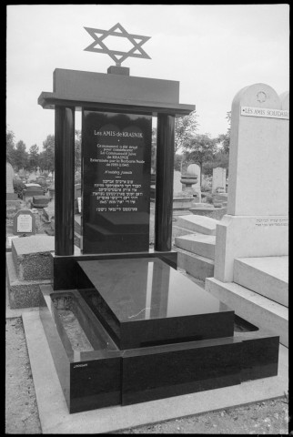 Cimetière de Pantin. Aux magasins : « les jeunes et la civilisation de consommation »