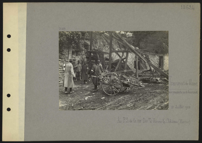 Vienne-le-Château (Marne). Transport de blessé sur poussette porte-brancard. Au poste de secours de la 128e division