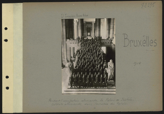 Bruxelles. Pendant l'occupation allemande. Le Palais de justice. Soldats allemands dans l'escalier du Palais