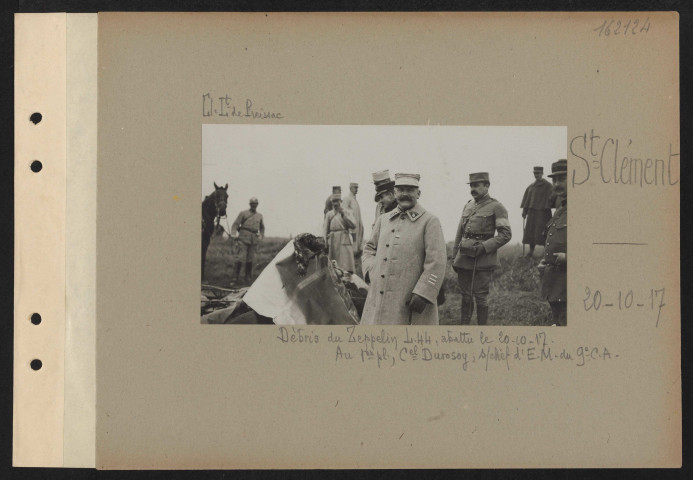Saint-Clément. Débris du Zeppelin L 44 abattu le 20.10.17. Au premier plan, colonel Durosoy, sous-chef d'EM du 9e CA