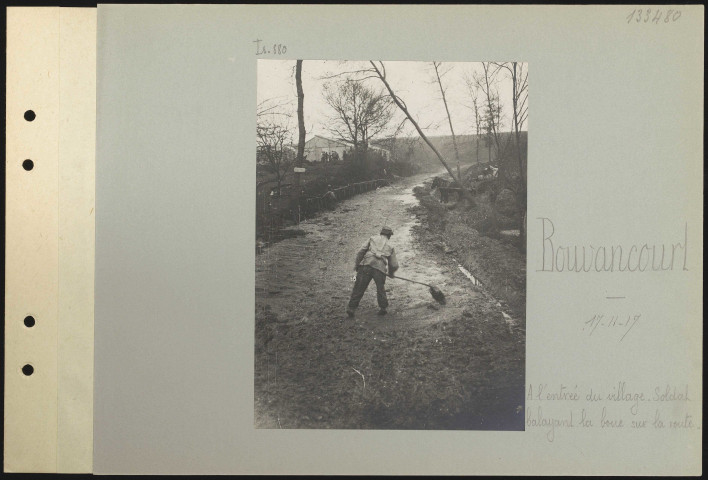 Bouvancourt. À l'entrée du village. Soldat balayant la boue sur la route