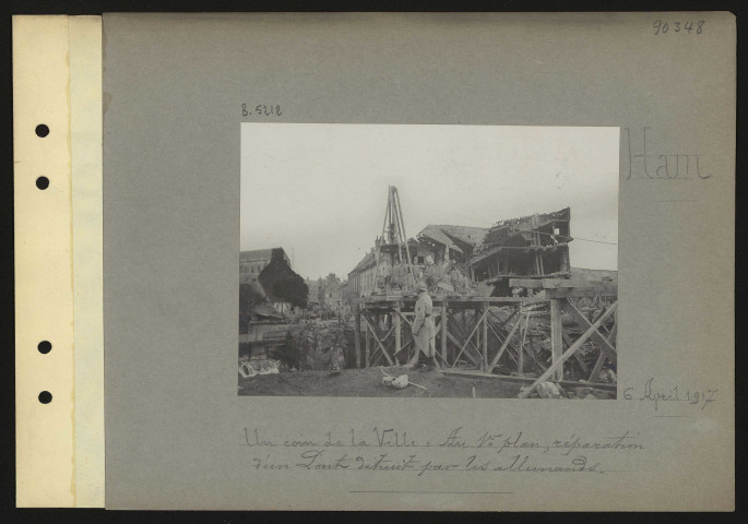 Ham. Un coin de la ville : au premier plan, réparation d'un pont détruit par les Allemands