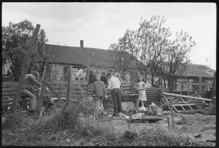 Scènes de rue à Lille. Scènes de fête autour de Maubeuge ou en Belgique