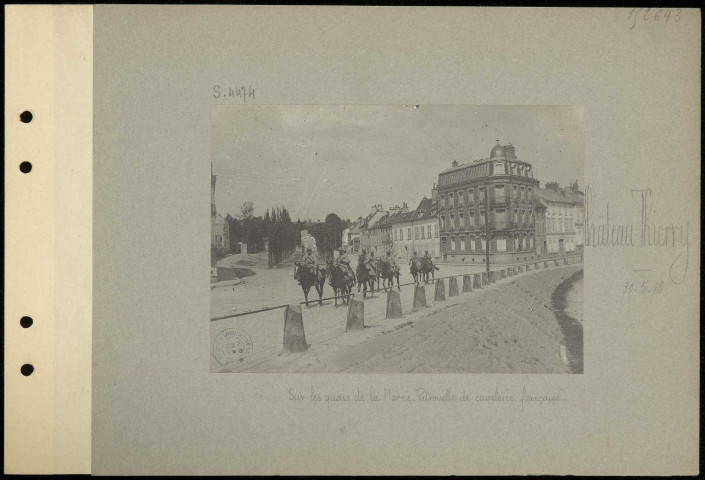 Château-Thierry. Sur les quais de la Marne. Patrouille de cavalerie française