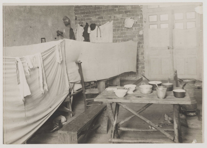 Pontmain. Familles internés. Un dortoir