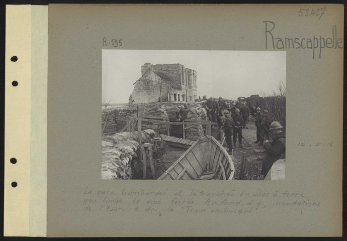 Ramscappelle. La gare bombardée et la tranchée en sacs à terre qui longe la voie ferrée. Au fond, à gauche, inondations de l'Yser. À droite, le "train embusqué"
