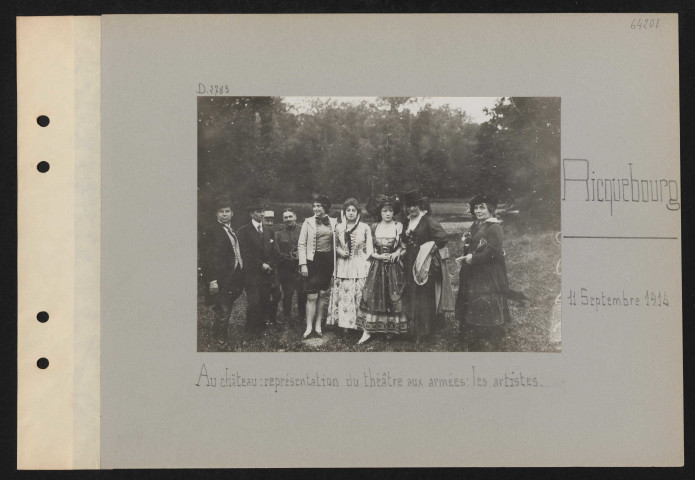 Ricquebourg. Au château : représentation du théâtre aux armées : les artistes