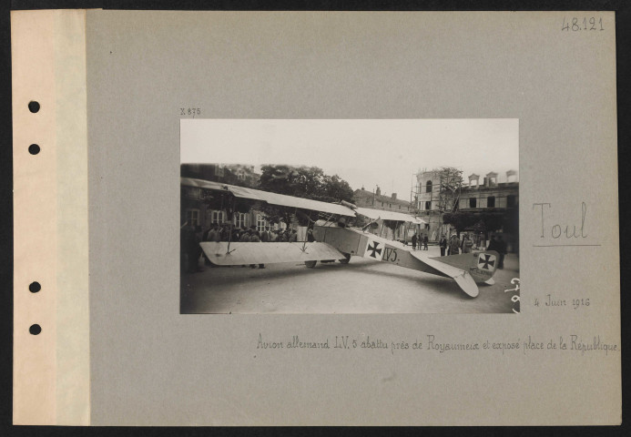Toul. Avion allemand LV.5 abattu à Royaumeix et exposé place de la République