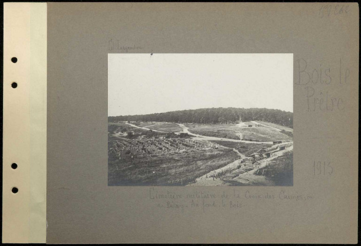 Bois le Prêtre. Le cimetière militaire de la Croix des Carmes, ou du Pétant. Au fond, le bois