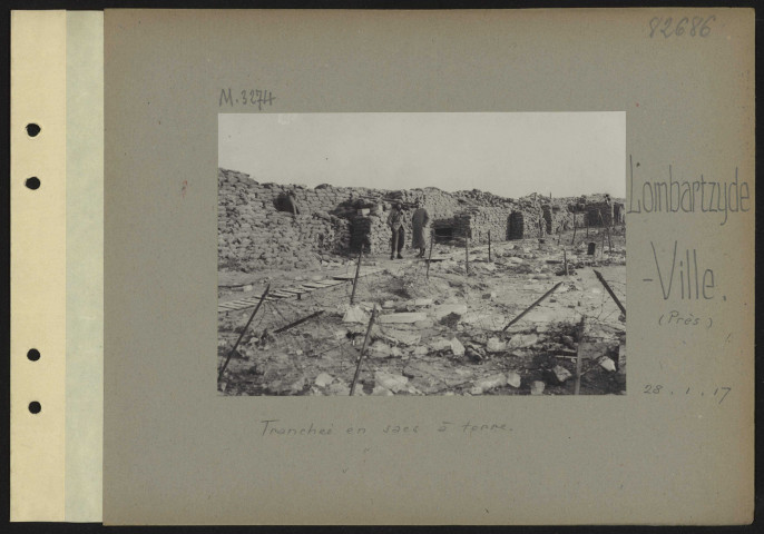 Lombartzyde-Ville (près). Tranchée en sacs à terre