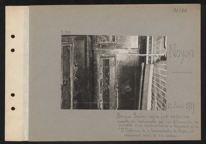 Noyon. Banque Brière : coffres-forts particuliers ouverts au Chalumeau par les Allemands, en présence d'un représentant de la Reichsbank et du lieutenant Fothmann de la Kommandantur de Noyon, et entièrement vidés de leur contenu
