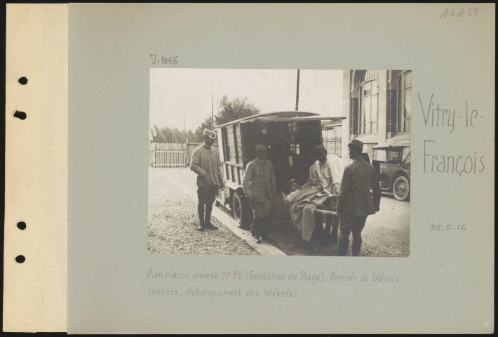 Vitry-le-François. Ambulance annexe n° 82 (fondation de Baye). Arrivée de blessés couchés ; débarquement des blessés