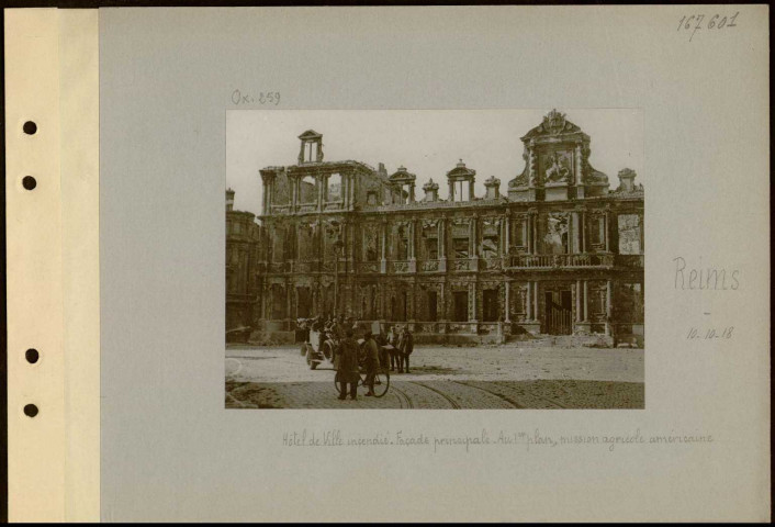 Reims. Hôtel de ville incendié. Façade principale. Au premier plan, mission agricole américaine
