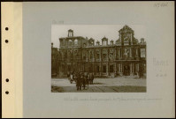 Reims. Hôtel de ville incendié. Façade principale. Au premier plan, mission agricole américaine