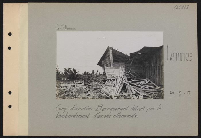 Lemmes. Camp d'aviation. Baraquement détruit par le bombardement d'avions allemands