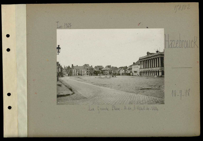 Hazebrouck. La grande place. A droite, l'hôtel de ville