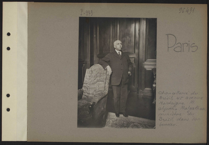 Paris. Chancellerie du Brésil, 45 avenue Montaigne. Monsieur Olyntho Malgalhaes, ministre du Brésil, dans son bureau