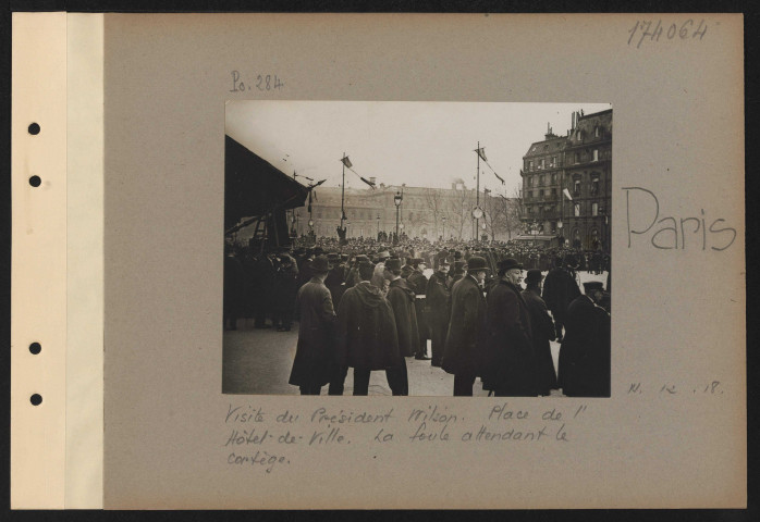 Paris. Visite du président Wilson. Place de l'hôtel de ville. La foule attendant le cortège
