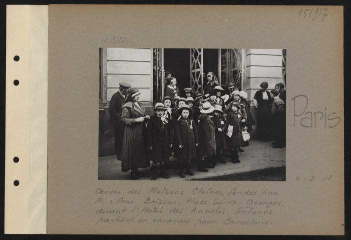 Paris. Œuvre des maisons claires, fondée par M. et Mme Brisson. Place Saint-Georges, devant l'hôtel des Annales. Enfants partant en vacances pour Barcelone