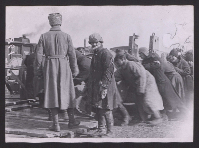 Sibérie. (Types des chemins de fer au travail). Prisonniers autrichiens chargeant du matériel de guerre pour l'armée Koltchak