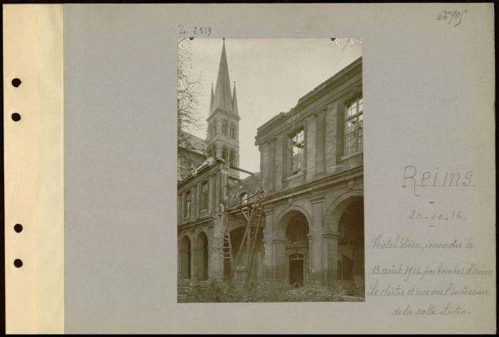 Reims. Hôtel-Dieu, incendié le 13 août 1916 par bombes d'avion. Le cloître et vue sur l'intérieur de la salle Luton
