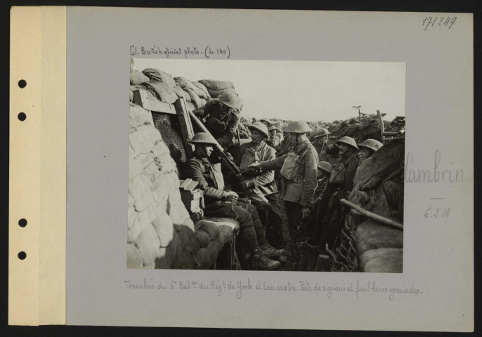 Cambrin. Tranchée du 6e bataillon du Régiment d'York et de Lancaster. Poste de signaux et fusil lance-grenades