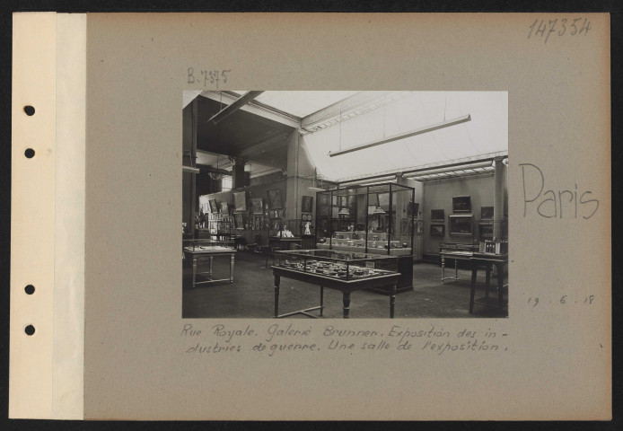 Paris. Rue Royale. Galerie Brunner. Exposition des industries de guerre. Une salle de l'exposition