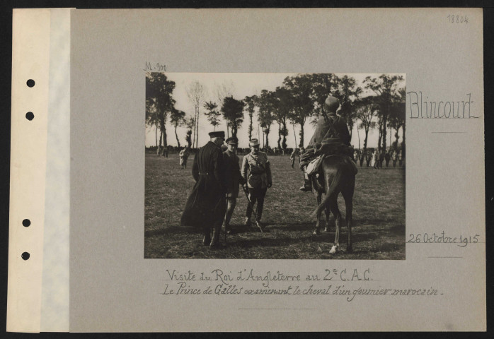 Blincourt. Visite du roi d'Angleterre au deuxième CAC. Le prince de Galles examinant le cheval d'un goumier marocain