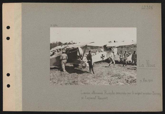 La Noue. L'avion allemand Rumpler descendu par le sergent aviateur Barnay et l'appareil Nieuport