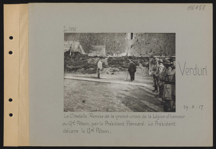 Verdun. La citadelle. Remise de la grand-croix de la Légion d'honneur au général Pétain par le président Poincaré. Le président décore le général Pétain