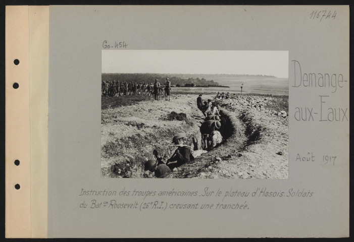 Demange-aux-Eaux. Instruction de troupes américaines. Sur le plateau d'Hasois. Soldats du bataillon Roosevelt (26e RI) creusant une tranchée