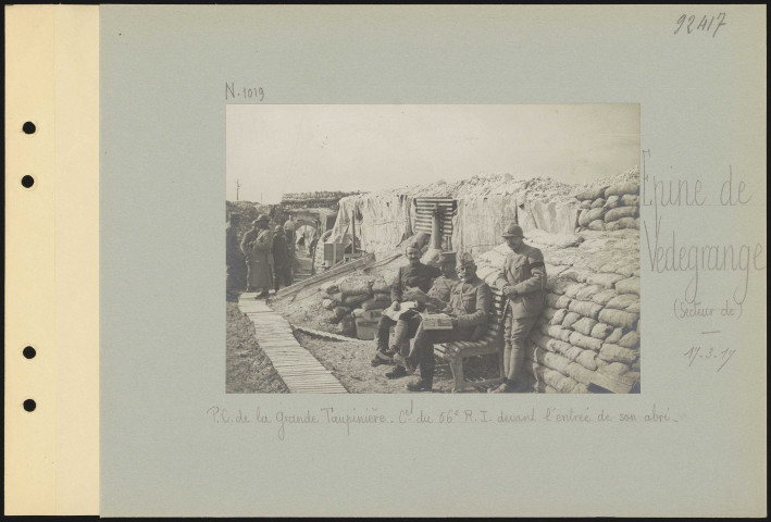 Épine de Vedegrange (secteur de). Poste de commandement de la Grande Taupinière. Colonel du 56e régiment d'infanterie devant l'entrée de son abri