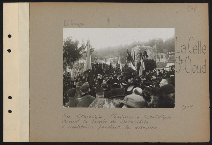 La La Celle-Saint-Cloud. Au cimetière. Cérémonie patriotique devant la tombe de Déroulède. L'assistance pendant les discours