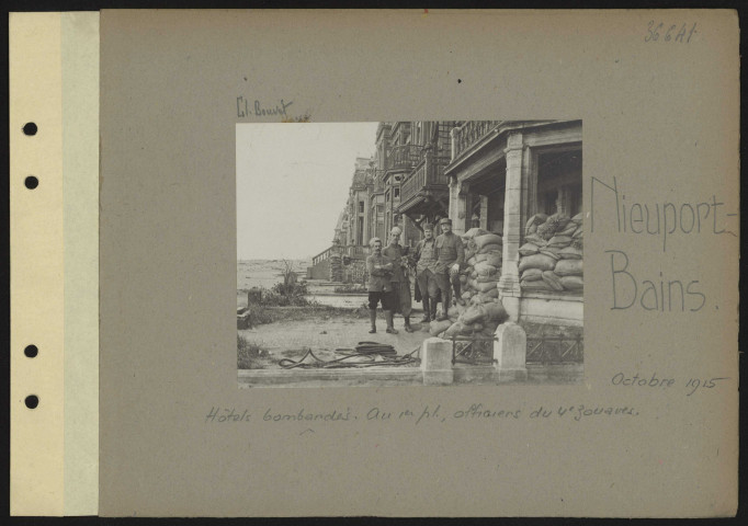 Nieuport-Bains. Hôtels bombardés. Au premier plan, officiers du quatrième zouaves