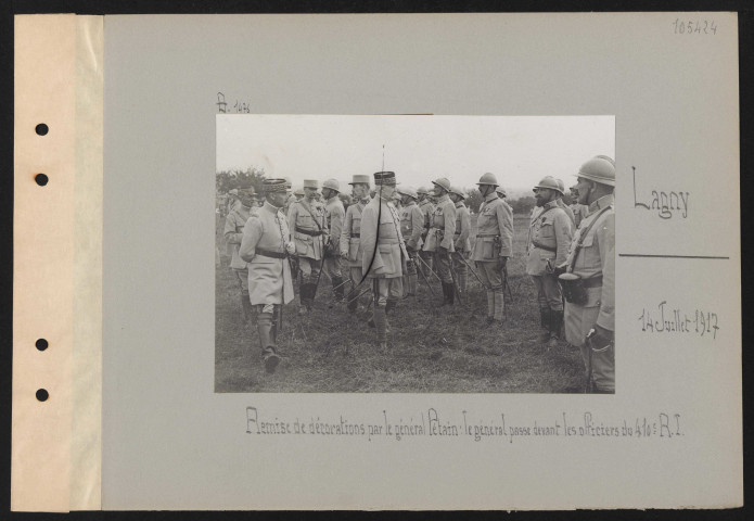 Lagny. Remise de décorations par le général Pétain : le général passe devant les officiers du 410e RI